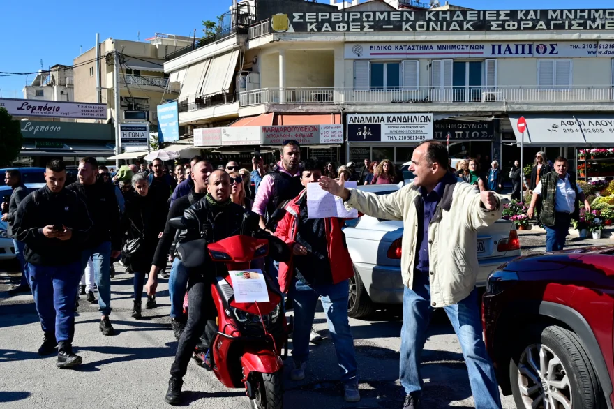 «Όσο ζω Μαζώ»: Με τα τραγούδια του αποχαιρέτησαν τον Γιώργο Μαζωνάκη στο 40ήμερο μνημόσυνο