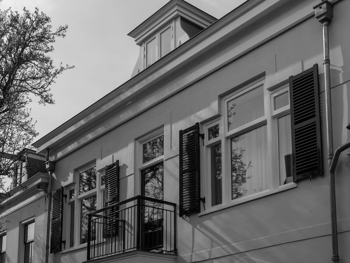 Μόνωση στο σπίτι: Το «αλλά» που έδειξε μελέτη στην Πάτρα Πρόσοψη κατοικίας με παράθυρα και εξωτερικά παραθυρόφυλλα