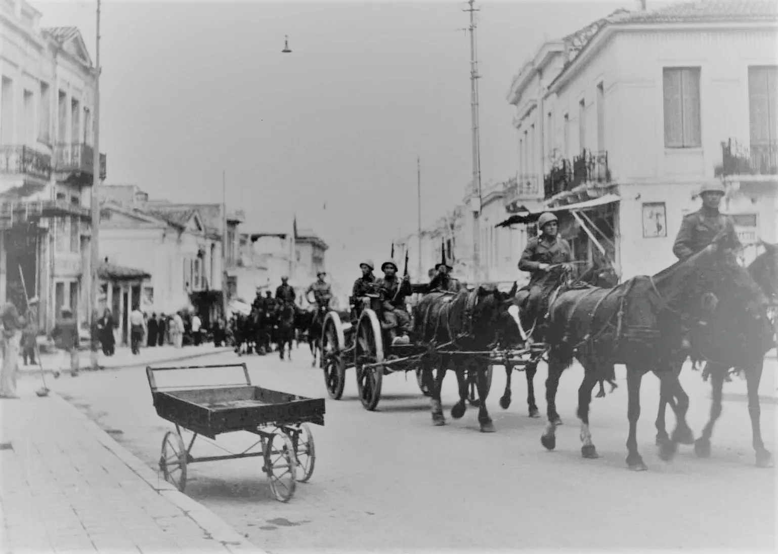 82 χρόνια από την Απελευθέρωση της Πάτρας: Το χρονικό της 4ης Οκτωβρίου 1944 Ιταλικά στρατεύματα και στρατιωτικά κάρα σε δρόμο της Πάτρας τον Μάιο του 1941