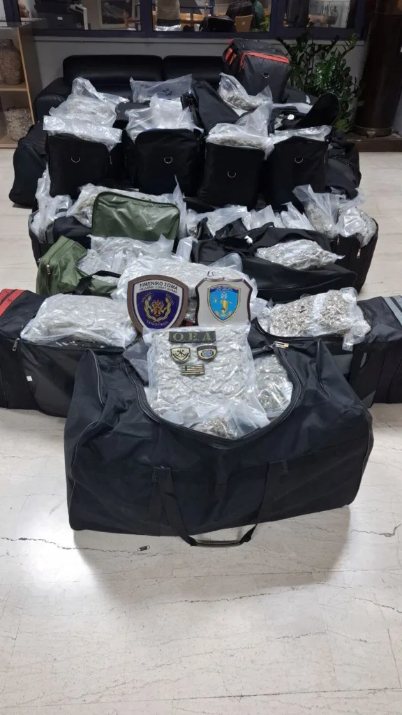 Χίος: Κατάσχεση 360 κιλών κάνναβης σε ιστιοφόρο – Δύο συλλήψεις και φορτίο αξίας άνω του 1 εκατ. ευρώ Χίος: Κατάσχεση 360 κιλών κάνναβης σε ιστιοφόρο – Δύο συλλήψεις και φορτίο αξίας άνω του 1 εκατ. ευρώ