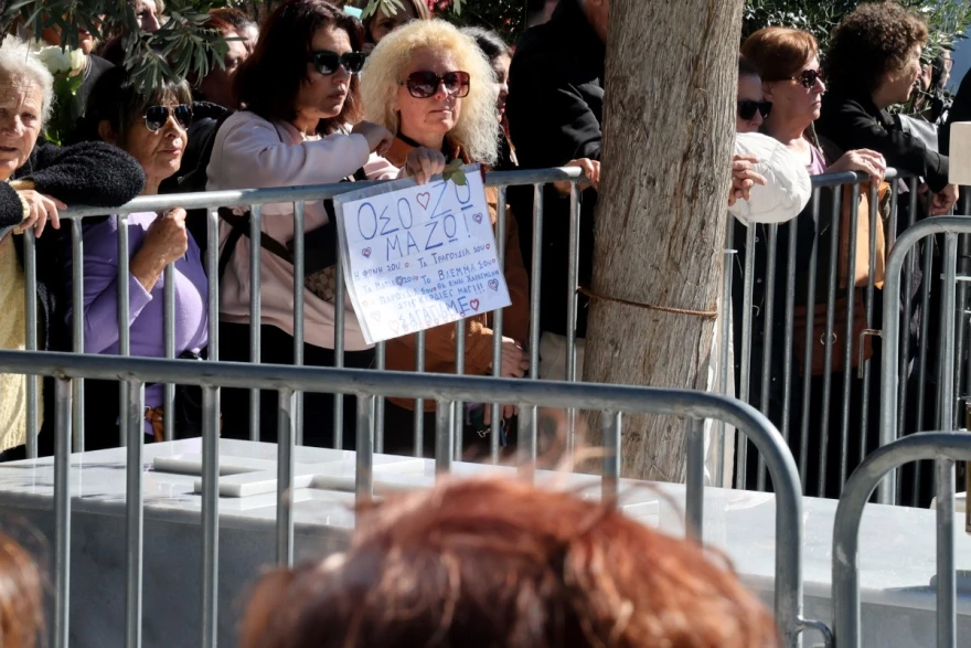 «Όσο ζω Μαζώ»: Με τα τραγούδια του αποχαιρέτησαν τον Γιώργο Μαζωνάκη στο 40ήμερο μνημόσυνο