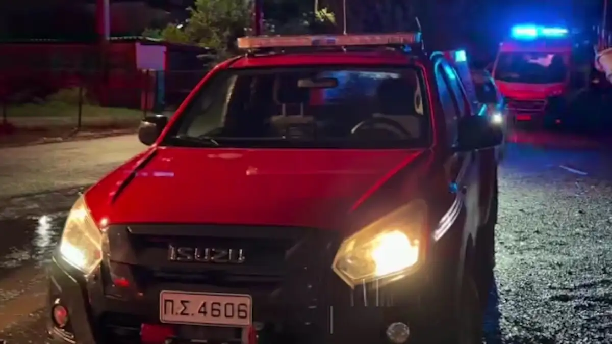 Νέα Πέραμος: Φωτιά σε φανοποιείο, 59χρονος ανασύρθηκε χωρίς τις αισθήσεις του