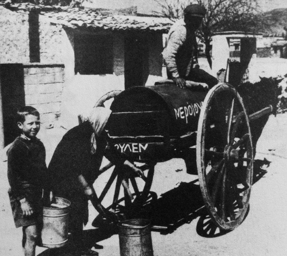 Ο άνθρωπος που πουλούσε πάγο και εκείνος που άναβε τα φώτα της πόλης: 8 επαγγέλματα που κάποτε ήταν απολύτως φυσιολογικά Ο άνθρωπος που πουλούσε πάγο και εκείνος που άναβε τα φώτα της πόλης: 8 επαγγέλματα που κάποτε ήταν απολύτως φυσιολογικά