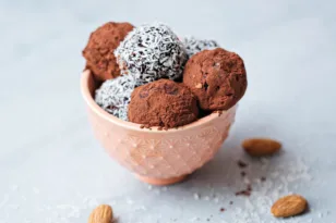 Energy balls: Τα σπιτικά «σοκολατάκια» που μπαίνουν στο σχολικό ταπεράκι – Έτοιμα σε 15 λεπτά