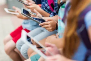 Παιδιά και οθόνες: 5 κανόνες για λιγότερο screen time χωρίς καθημερινές συγκρούσεις