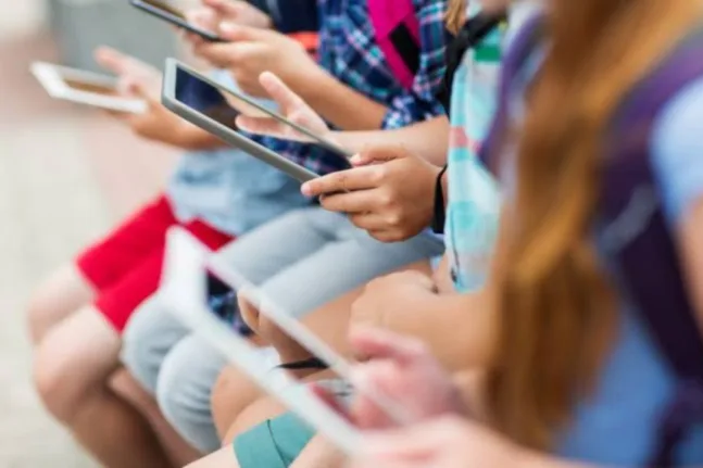 Παιδιά και οθόνες: 5 κανόνες για λιγότερο screen time χωρίς καθημερινές συγκρούσεις