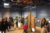 Επισκέπτες σε έκθεση μαριονέτας στα Παλαιά Σφαγεία της Πάτρας.