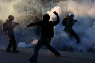 Χάος στο Παρίσι: Ξήλωσαν πεζοδρόμια με σφυριά και επιτέθηκαν σε αστυνομικούς με πέτρες και μολότοφ