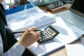 Ρεύμα: Πού χάνονται εκατοντάδες εκατομμύρια – Τα τρία κόστη που μπορούν να μειωθούν τώρα