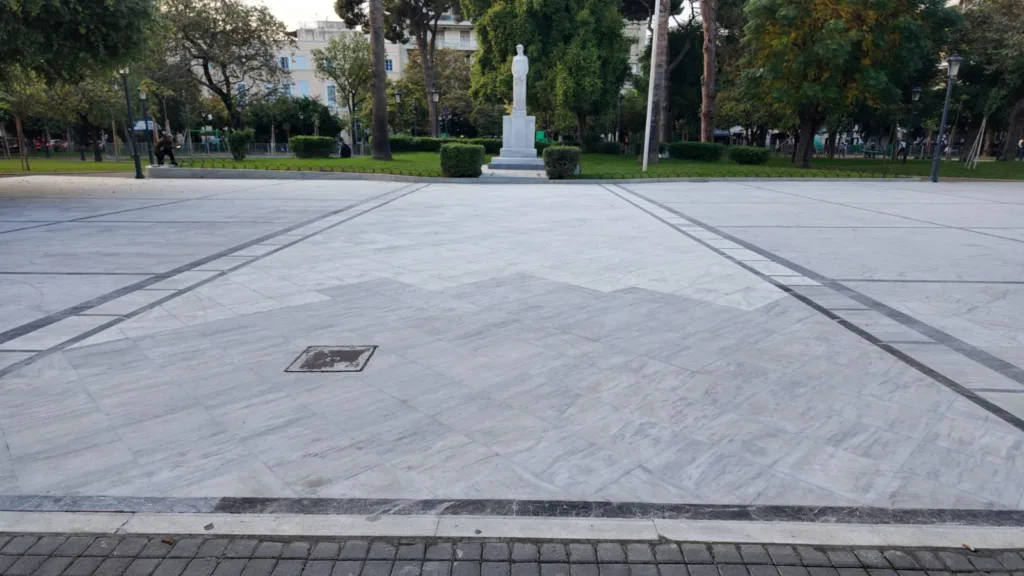 Πλατεία Όλγας: Ξεκίνησαν οι βανδαλισμοί λίγες ημέρες μετά την ανάπλασή της
