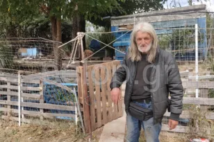 Πέτρος Μπουζάνης-Κεϊάνης: Ο Ροβινσώνας της Πλαζ – 15 χρόνια ζει αθέατος στο ξύλινο καταφύγιό του