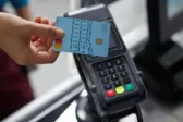 Εθνική Τράπεζα: Ετήσια χρέωση 6 ευρώ στις νέες κάρτες Dual – Πώς μπορείτε να την αποφύγετε