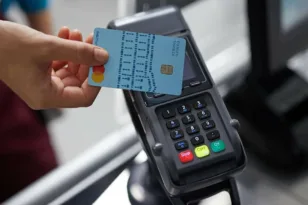 Εθνική Τράπεζα: Ετήσια χρέωση 6 ευρώ στις νέες κάρτες Dual – Πώς μπορείτε να την αποφύγετε