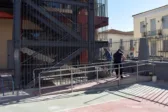 Ράμπα με μεταλλικά κιγκλιδώματα στο 2ο Γυμνάσιο Πατρών, σε φωτογραφία αρχείου
