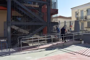 Ράμπες στα σχολεία της Πάτρας: Από τους 12 μήνες στα σχεδόν δύο χρόνια