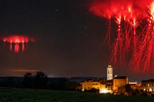 Γιγαντιαία κόκκινα «πλοκάμια» στον ουρανό της Γαλλίας: Το εντυπωσιακό φαινόμενο που μοιάζει εξωγήινο