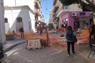 Αποκλεισμένοι στα μαγαζιά τους: «Χαρακώματα» στη Ρήγα Φεραίου στην Πάτρα – Απελπισμένοι οι επιχειρηματίες