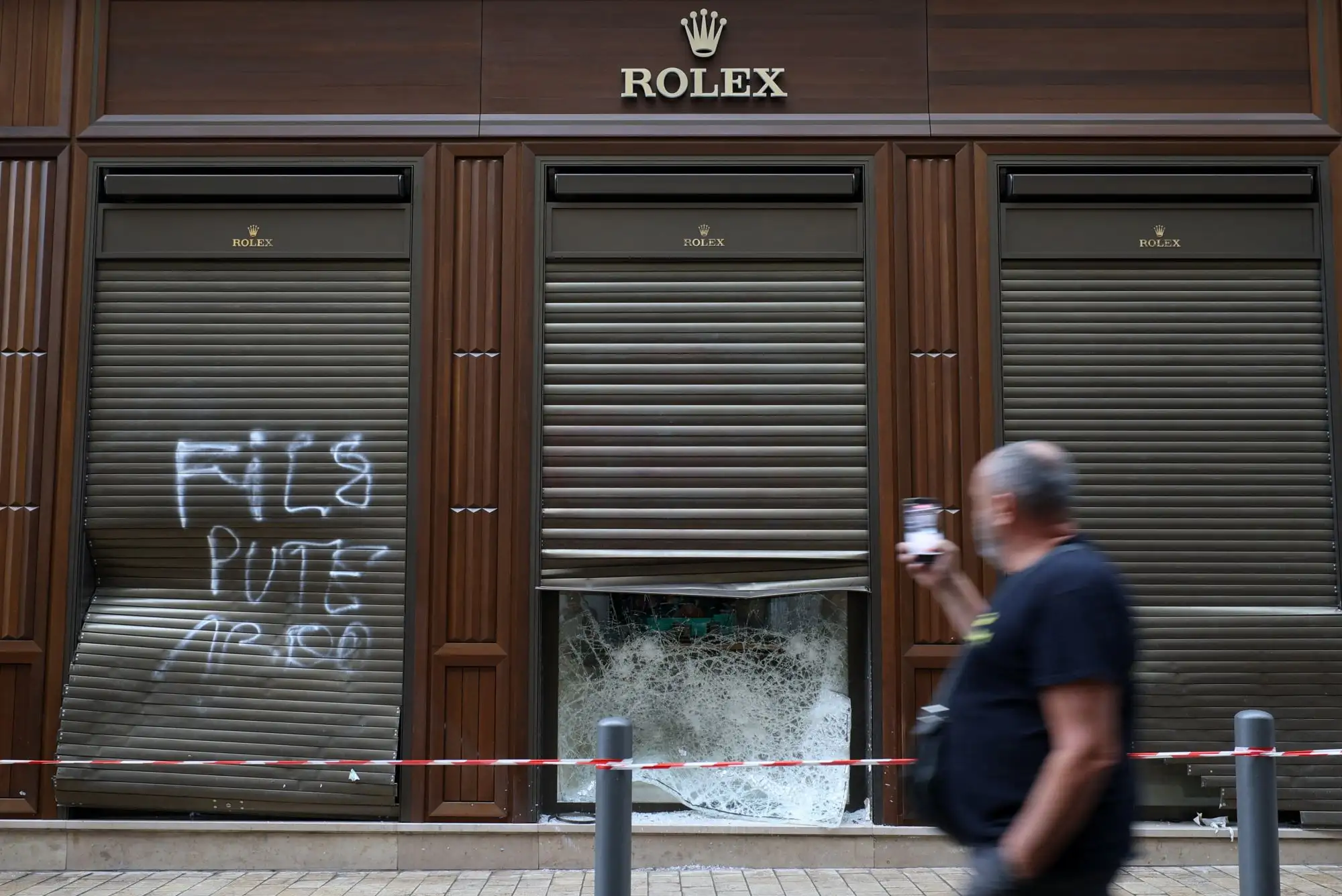 Από τις βιτρίνες της Dior στις αγγελίες της Vinted: Πού καταλήγουν τα προϊόντα μετά το πλιάτσικο στη Γαλλία Από τις βιτρίνες της Dior στις αγγελίες της Vinted: Πού καταλήγουν τα προϊόντα μετά το πλιάτσικο στη Γαλλία