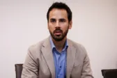 Ρωμανός κατά Τσίπρα για τη βία: «Μεγάλο ψέμα ότι ήταν πάντα απέναντί της» – Η αναφορά στην «Αυγή» του 2008