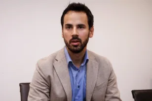 Ρωμανός κατά Τσίπρα για τη βία: «Μεγάλο ψέμα ότι ήταν πάντα απέναντί της» – Η αναφορά στην «Αυγή» του 2008