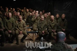 Ουκρανία: Ρώσοι αιχμάλωτοι καταγγέλλουν ότι έμειναν χωρίς νερό και τρόφιμα – «Πίναμε τα ούρα μας για να επιβιώσουμε»