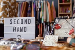 Second hand μόδα: Πώς βρίσκουμε ιδιαίτερα κομμάτια σε χαμηλότερες τιμές