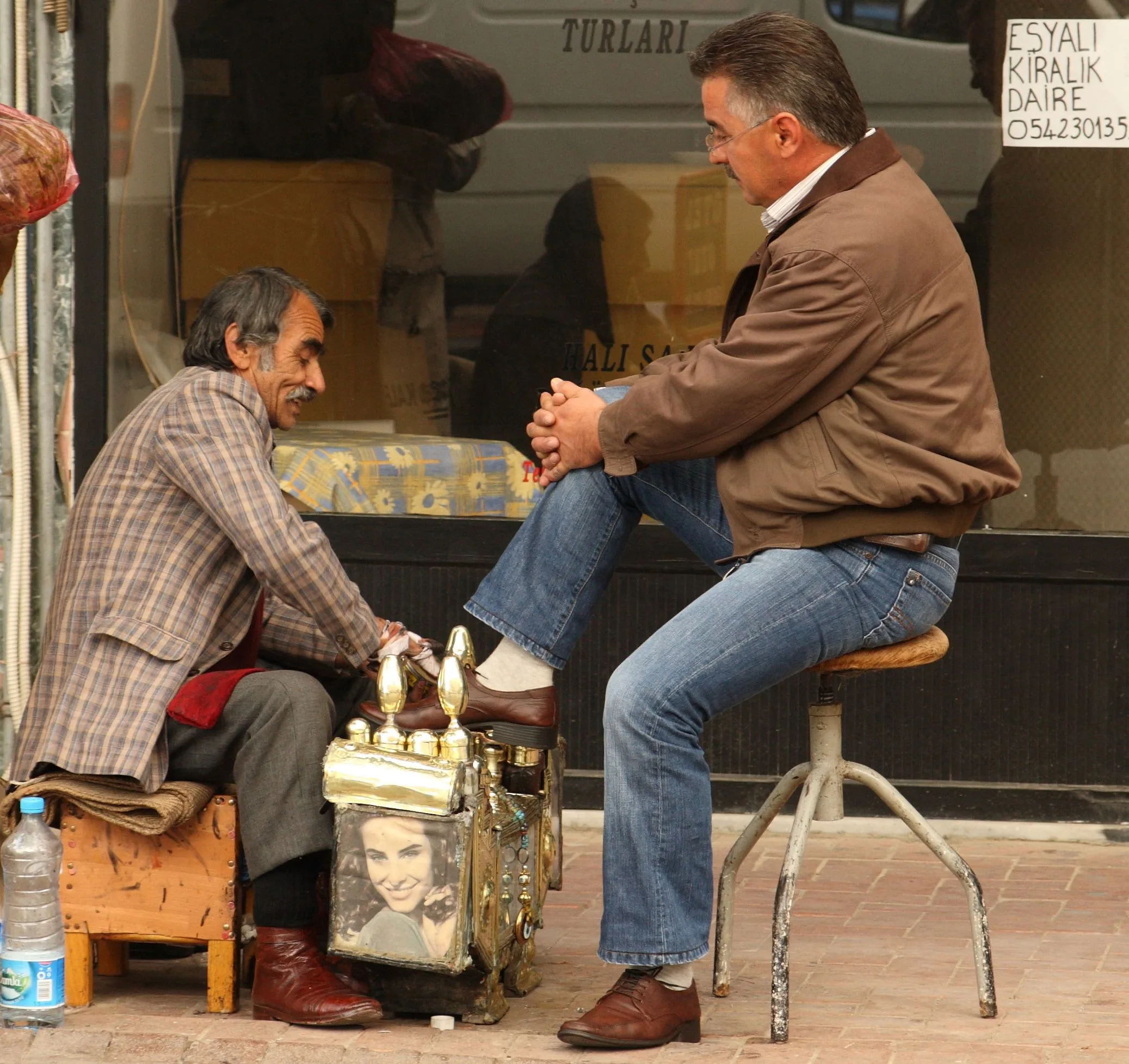 Ο άνθρωπος που πουλούσε πάγο και εκείνος που άναβε τα φώτα της πόλης: 8 επαγγέλματα που κάποτε ήταν απολύτως φυσιολογικά Ο άνθρωπος που πουλούσε πάγο και εκείνος που άναβε τα φώτα της πόλης: 8 επαγγέλματα που κάποτε ήταν απολύτως φυσιολογικά