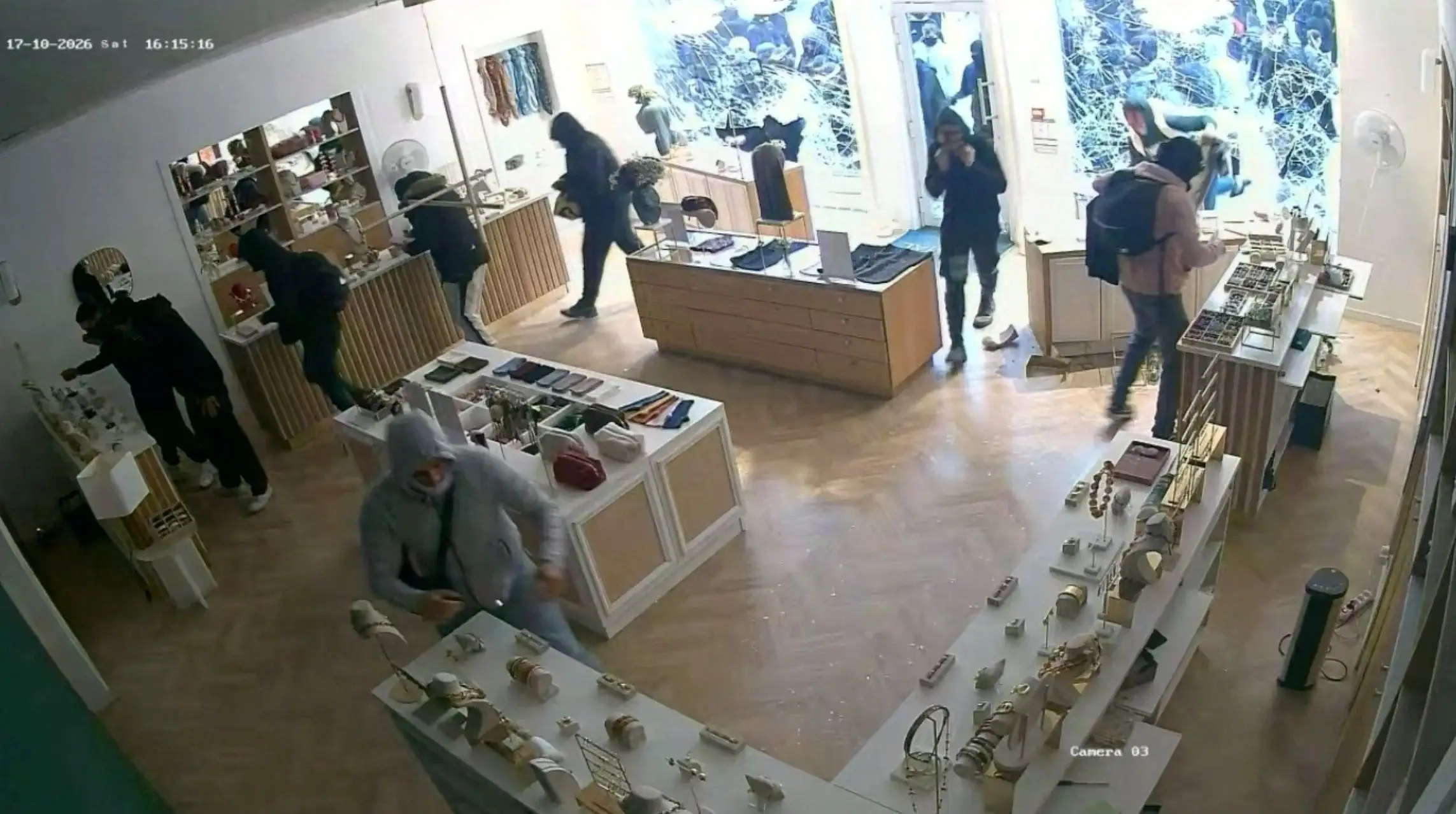 Από τις βιτρίνες της Dior στις αγγελίες της Vinted: Πού καταλήγουν τα προϊόντα μετά το πλιάτσικο στη Γαλλία Από τις βιτρίνες της Dior στις αγγελίες της Vinted: Πού καταλήγουν τα προϊόντα μετά το πλιάτσικο στη Γαλλία