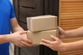 Μετρητά στα courier: Γιατί εξετάζεται να αποσυρθεί η απαγόρευση – Τι γίνεται με τα δέματα