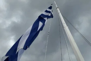 Χίος: Ούτε η βροχή σταμάτησε την έπαρση της γιγαντιαίας γαλανόλευκης στο λιμάνι