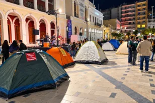 Στην Πάτρα οι φοιτητές στήνουν σκηνές στην Πλατεία Γεωργίου