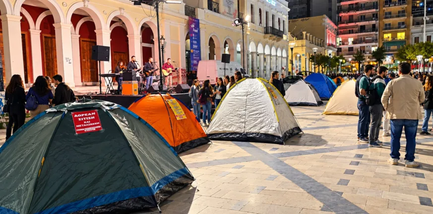 Στην Πάτρα οι φοιτητές στήνουν σκηνές στην Πλατεία Γεωργίου Στην Πάτρα οι φοιτητές στήνουν σκηνές στην Πλατεία Γεωργίου