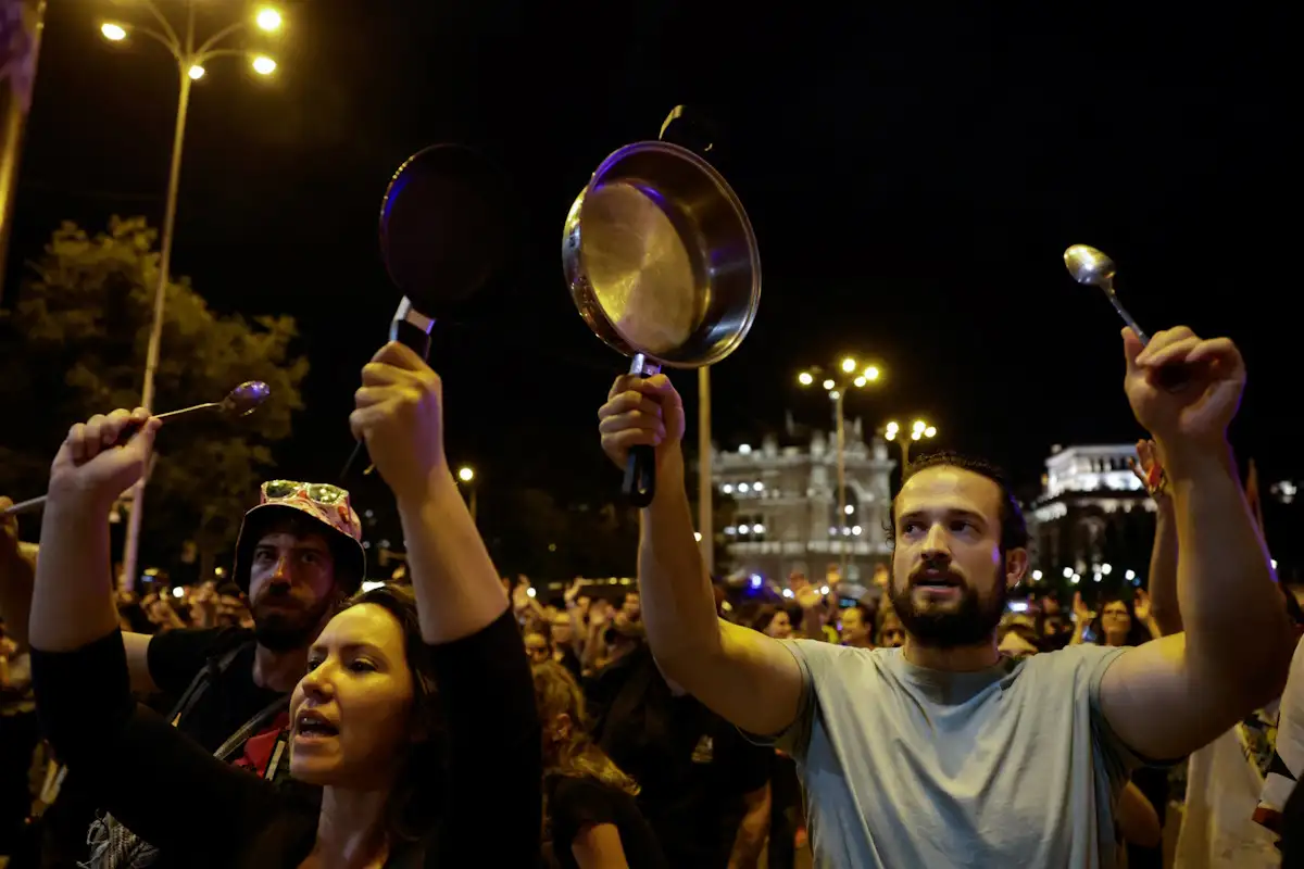 Ισπανία: Οι διαδηλωτές περικυκλώνουν τη Βουλή για τα ενοίκια – Στο επίκεντρο το «διάταγμα Μαρικάρμεν»
