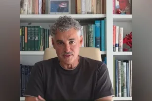 Άρης Σπηλιωτόπουλος: «Το μαλλί μου είναι κατσαρό από μικρός» – Η απάντηση για το νέο look