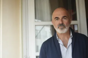 Ο Στάθης Λιβαθινός στο pelop για την «Εκάβη»: «Φωτογραφίζω τη μοίρα του ανθρώπου»