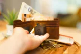 Δάνεια: Τι «σφίγγει» στα στεγαστικά και πού χαλαρώνουν οι τράπεζες