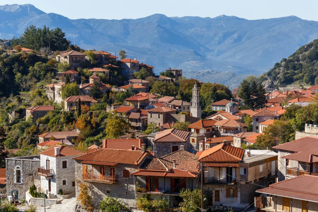 Πέτρινα γεφύρια, δάση και παραδοσιακά χωριά: Οι φθινοπωρινοί προορισμοί που αξίζει να ανακαλύψουμε
