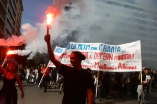 Χιλιάδες μαθητές, φοιτητές και εκπαιδευτικοί στους δρόμους της Αθήνας – Ένταση και προσαγωγές στο πανεκπαιδευτικό συλλαλητήριο