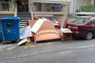 Πέταξε το νοικοκυριό του στον δρόμο και του ήρθε πρόστιμο 3.000 ευρώ 