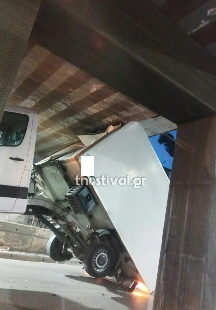 Θεσσαλονίκη: Φορτηγό «σφήνωσε» σε γέφυρα ενώ το μετέφερε οδική βοήθεια – Έμεινε στον αέρα, ΒΙΝΤΕΟ