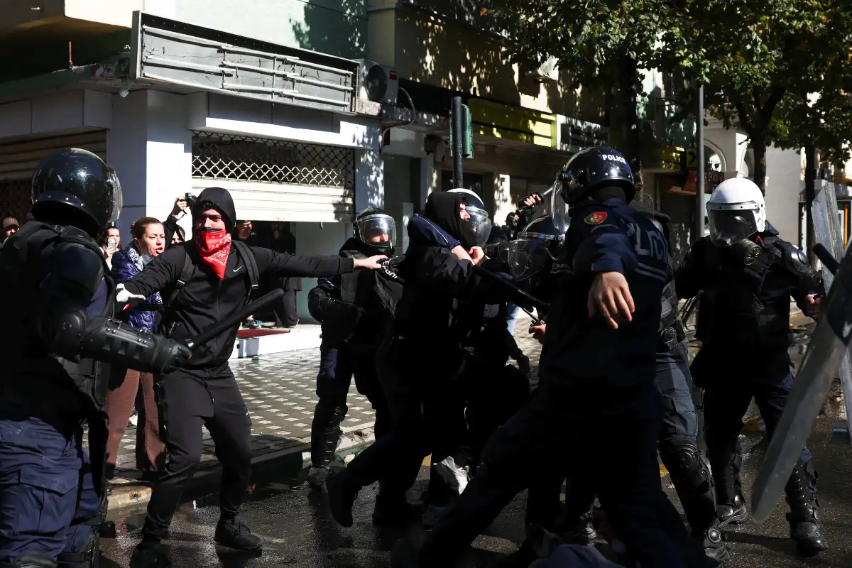 Αλβανία: Φωτιές και συγκρούσεις στα Τίρανα για 4η ημέρα – Προφυλάκιση και νέες δικαστικές αποφάσεις