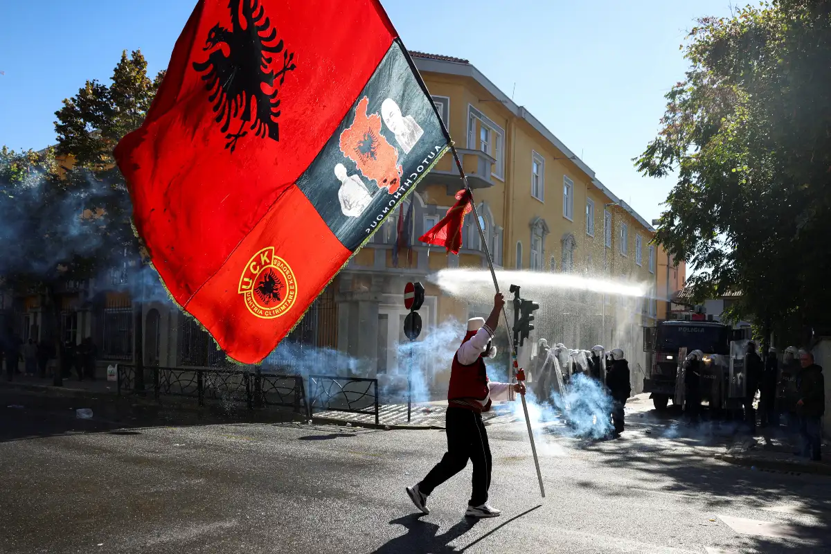 Αλβανία: Φωτιές και συγκρούσεις στα Τίρανα για 4η ημέρα – Προφυλάκιση και νέες δικαστικές αποφάσεις
