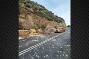 Τεράστιος βράχος έπεσε πάνω σε αυτοκίνητο στην Ιεράπετρα – Σώθηκε από θαύμα ο οδηγός