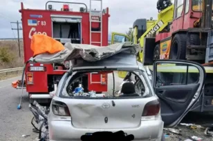 Δράμα: Σφοδρή σύγκρουση ΙΧ με φορτηγό – Χωρίς τις αισθήσεις του απεγκλωβίστηκε 34χρονος