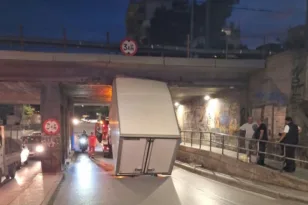 Θεσσαλονίκη: Φορτηγό «σφήνωσε» σε γέφυρα ενώ το μετέφερε οδική βοήθεια – Έμεινε στον αέρα, ΒΙΝΤΕΟ