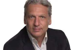 Ο πλοίαρχος και πολιτικός επιστήμων Βασίλης Στασινόπουλος στην «Π»: «Εχουμε μείνει πίσω στην αμυντική βιομηχανία»