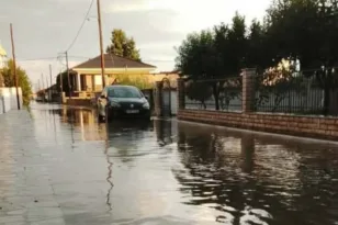 Καιρός: Το Μενίδι Αιτωλοακαρνανίας «πνίγηκε» στη βροχή