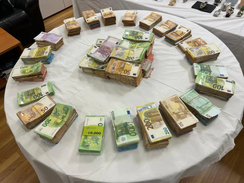 «Χωριάτικο»: 430 εταιρείες, οφειλές 95,5 εκατ. ευρώ και αστυνομική επιχείρηση σε Πάτρα και Αγρίνιο
