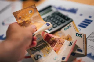 Χρέη: 120 δόσεις για παλιές οφειλές και νέα «ασπίδα» για τους συνεπείς οφειλέτες – Όλα τα μέτρα