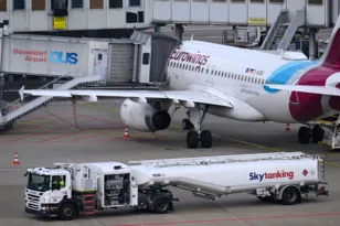 Συναγερμός σε πτήση της Eurowings από τη Ρόδο στο Ντίσελντορφ – Εξετάζεται το ενδεχόμενο νοροϊού